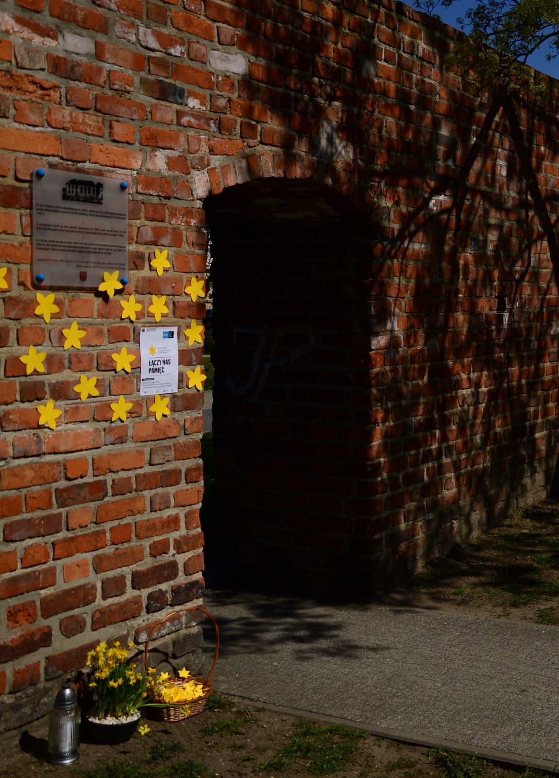 Akcja Żonkile - tablica upamiętniająca synagogę w Oleśnicy