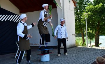 Spektakl plenerowy "Ristorante" Teatru na Walizkach