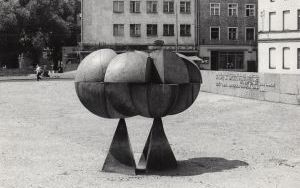 Edward Niczypor (7) Pomnik Ery Kosmicznej przy ulicy Cieszyńskiego, rok 1976