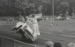 Retro Środa (3) Impreza Impart „Auto Rodeo”. Oleśnica, Stadion Miejski, występ kaskaderów. Czerwiec 1975 r.