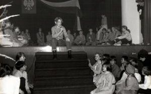 Retro Środa (4) Uroczysta akademia z okazji Dnia Niepodległości, która odbyła się 10 listopada 1994 r. Na scenie MOKiS w programie artytsycznym prezentują się dzieci z SP nr 6 w Oleśnicy.