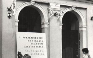 Retro Środa (6)  Wojewódzki Przegląd Teatrów Amatorskich, który odbył się w Oleśnicy 25-27.04.1991 r. Wejście główne do Oleśnickiego Ośrodka Kultury i Biblioteki przy ul. Reja 