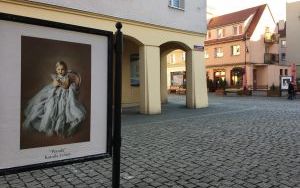 Wystawa fotografii ,,Portret pokoleniowy" autorstwa Kamili Celary  (1)