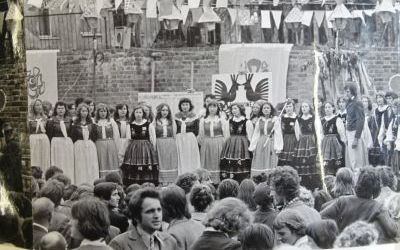 Turniej Gmin 1976 - zespół pieśni i tańca w Bierutowie - kronika OOK
