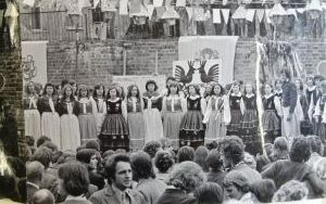 Turniej Gmin 1976 - zespół pieśni i tańca w Bierutowie - kronika OOK