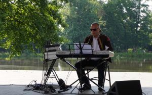 WAKACYJNE GRANIE NAD STAWAMI - Koncert zespołu MYTHOS (3)