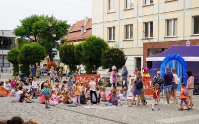 Teatralne Lato z MOKiS-em - teatrzyk dla dzieci ,,Przebój Lata, czyli Skrzydlaty Odlot" (7)