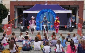 Teatralne Lato z MOKiS-em - teatrzyk dla dzieci ,,Przebój Lata, czyli Skrzydlaty Odlot" (1)