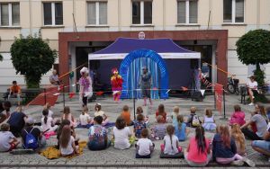 Teatralne Lato z MOKiS-em - teatrzyk dla dzieci ,,Przebój Lata, czyli Skrzydlaty Odlot" (6)