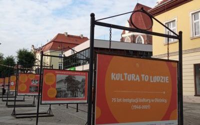 Wystawa plenerowa "Kultura To Ludzie - 75 lat instytucji kultury w Oleśnicy (1946-2021)" (1)