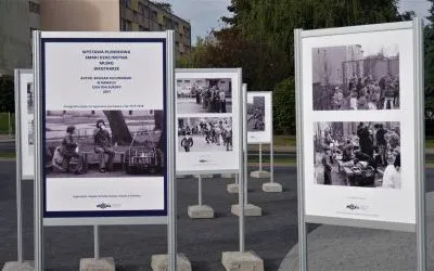 Wystawa plenerowa fotografii Bogdana Kuczmańskiego  ,,Smaki dzieciństwa” - ,,Mleko” i ,,Wrotkarze". (3)