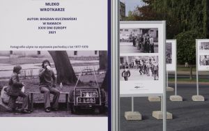 Wystawa plenerowa fotografii Bogdana Kuczmańskiego  ,,Smaki dzieciństwa” - ,,Mleko” i ,,Wrotkarze". (8)