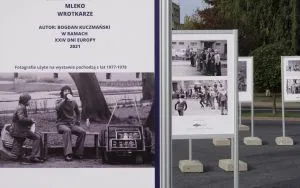 Wystawa plenerowa fotografii Bogdana Kuczmańskiego  ,,Smaki dzieciństwa” - ,,Mleko” i ,,Wrotkarze". (8)