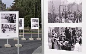 Wystawa plenerowa fotografii Bogdana Kuczmańskiego  ,,Smaki dzieciństwa” - ,,Mleko” i ,,Wrotkarze". (1)