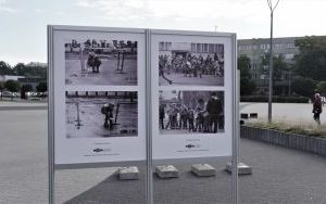 Wystawa plenerowa fotografii Bogdana Kuczmańskiego  ,,Smaki dzieciństwa” - ,,Mleko” i ,,Wrotkarze". (4)