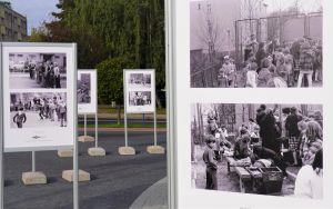 Wystawa plenerowa fotografii Bogdana Kuczmańskiego  ,,Smaki dzieciństwa” - ,,Mleko” i ,,Wrotkarze". (1)