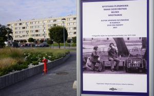 Wystawa plenerowa fotografii Bogdana Kuczmańskiego  ,,Smaki dzieciństwa” - ,,Mleko” i ,,Wrotkarze". (2)