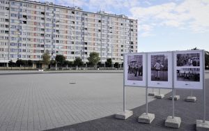 Wystawa plenerowa fotografii Bogdana Kuczmańskiego  ,,Smaki dzieciństwa” - ,,Mleko” i ,,Wrotkarze". (4)