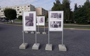Wystawa plenerowa fotografii Bogdana Kuczmańskiego  ,,Smaki dzieciństwa” - ,,Mleko” i ,,Wrotkarze". (6)