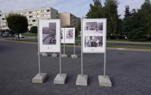 Wystawa plenerowa fotografii Bogdana Kuczmańskiego  ,,Smaki dzieciństwa” - ,,Mleko” i ,,Wrotkarze". (6)