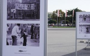 Wystawa plenerowa fotografii Bogdana Kuczmańskiego  ,,Smaki dzieciństwa” - ,,Mleko” i ,,Wrotkarze". (8)