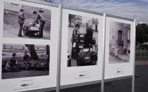 Wystawa plenerowa fotografii Bogdana Kuczmańskiego  ,,Smaki dzieciństwa” - ,,Mleko” i ,,Wrotkarze". (1)