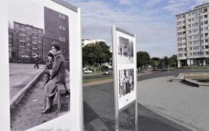 Wystawa plenerowa fotografii Bogdana Kuczmańskiego  ,,Smaki dzieciństwa” - ,,Mleko” i ,,Wrotkarze". (3)