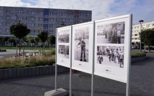 Wystawa plenerowa fotografii Bogdana Kuczmańskiego  ,,Smaki dzieciństwa” - ,,Mleko” i ,,Wrotkarze". (7)