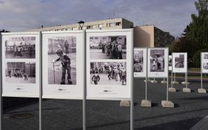 Wystawa plenerowa fotografii Bogdana Kuczmańskiego  ,,Smaki dzieciństwa” - ,,Mleko” i ,,Wrotkarze". (8)