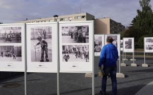 Wystawa plenerowa fotografii Bogdana Kuczmańskiego  ,,Smaki dzieciństwa” - ,,Mleko” i ,,Wrotkarze". (1)