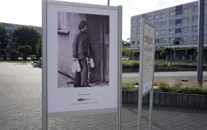 Wystawa plenerowa fotografii Bogdana Kuczmańskiego  ,,Smaki dzieciństwa” - ,,Mleko” i ,,Wrotkarze". (2)