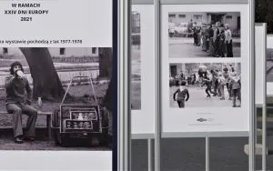 Wystawa plenerowa fotografii Bogdana Kuczmańskiego  ,,Smaki dzieciństwa” - ,,Mleko” i ,,Wrotkarze". (5)