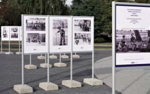 Wystawa plenerowa fotografii Bogdana Kuczmańskiego  ,,Smaki dzieciństwa” - ,,Mleko” i ,,Wrotkarze". (6)