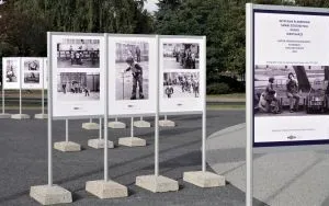 Wystawa plenerowa fotografii Bogdana Kuczmańskiego  ,,Smaki dzieciństwa” - ,,Mleko” i ,,Wrotkarze". (6)