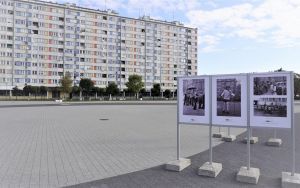 Wystawa plenerowa fotografii Bogdana Kuczmańskiego  ,,Smaki dzieciństwa” - ,,Mleko” i ,,Wrotkarze". (1)