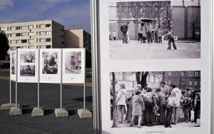 Wystawa plenerowa fotografii Bogdana Kuczmańskiego  ,,Smaki dzieciństwa” - ,,Mleko” i ,,Wrotkarze". (2)