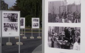 Wystawa plenerowa fotografii Bogdana Kuczmańskiego  ,,Smaki dzieciństwa” - ,,Mleko” i ,,Wrotkarze". (8)