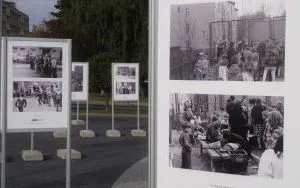 Wystawa plenerowa fotografii Bogdana Kuczmańskiego  ,,Smaki dzieciństwa” - ,,Mleko” i ,,Wrotkarze". (8)