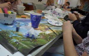 Mikołajkowe warsztaty malowania ceramicznych kubków dla dzieci (7)