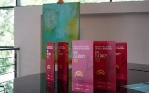 Wernisaż wystawy Bartosza Rycharda "Nie b&oacute;j się koloru" (3)