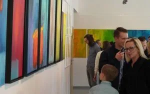Wernisaż wystawy Bartosza Rycharda "Nie b&oacute;j się koloru" (6)