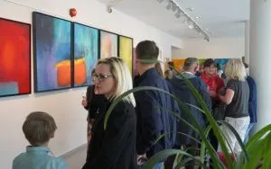 Wernisaż wystawy Bartosza Rycharda "Nie b&oacute;j się koloru" (6)