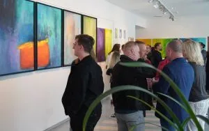 Wernisaż wystawy Bartosza Rycharda "Nie b&oacute;j się koloru" (7)