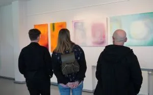 Wernisaż wystawy Bartosza Rycharda "Nie b&oacute;j się koloru" (1)