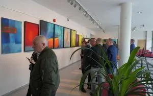 Wernisaż wystawy Bartosza Rycharda "Nie b&oacute;j się koloru" (2)