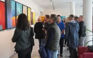 Wernisaż wystawy Bartosza Rycharda "Nie b&oacute;j się koloru" (4)