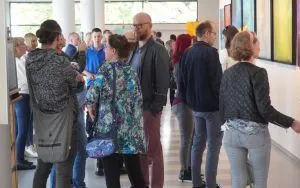 Wernisaż wystawy Bartosza Rycharda "Nie b&oacute;j się koloru" (6)