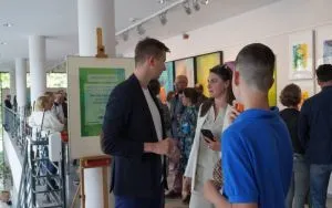 Wernisaż wystawy Bartosza Rycharda "Nie b&oacute;j się koloru" (3)