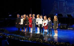 Koncert kolęd ŚPIEWAJMY I GRAJMY MU - klasa I B z  Zespołu Szkolno-Przedszkolnego nr 1 w Oleśnicy (wych. Anna Biała) (2)