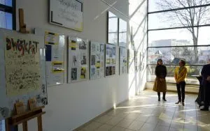 "dw&oacute;jkART czyli o sztuce u Twardowskiego" - wystawa prac uczni&oacute;w II LO w Oleśnicy (4)